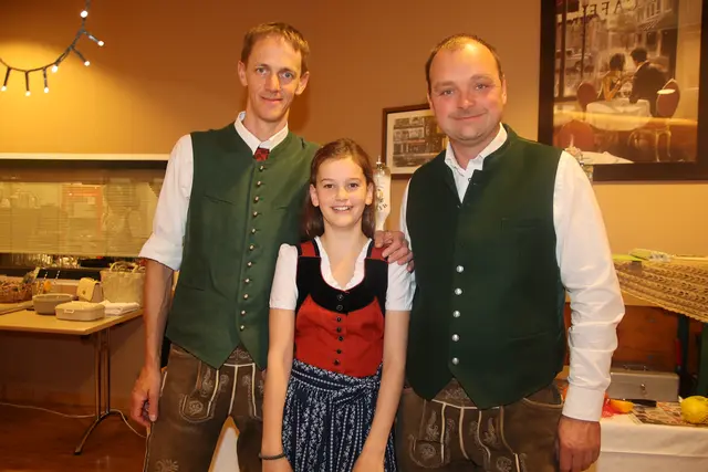 An der Bar: Hannes, Sophie und Michi.