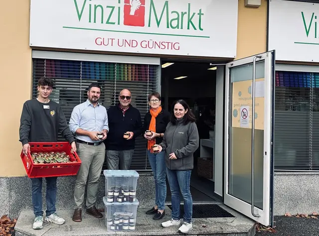 Vizebürgermeister Robert Sackl (2.v.l) und GR Andreas Vondrak (Mitte) bei der Übergabe von 100 Gläsern Honig an die VinziMarkt-Leiterinnen Gabriele Novak (2.v.r.) und Monika Dengg (rechts). Die Marktgemeinde Frauental unterstützt damit die wichtige soziale Arbeit des VinziMarktes in Deutschlandsberg

 | Foto: Vinzimarkt