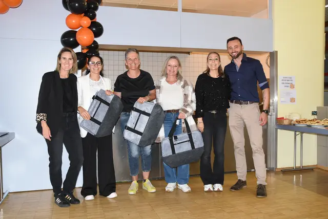 Für 20 Jahre Mitgliedschaft geehrt: stellvertretend für alle 9 Mitglieder, die bereits 20 Jahre beim Verein sind, nahmen langjährige sportbegeisterte Mitglieder ihre neuen Sporttaschen entgegen. 
v.l.n.r.: Obfrau Kathi Dominguez, Schriftführerin Claudia Riedl, Monika Lackner, Sabine Kirchebener, Kassierin Carina Pöschl und Bürgermeister Thomas Suitner   | Foto: Matthias Riedl