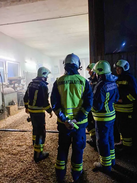 Rund 200 Kubikmeter Hackschnitzel befanden sich im Lager, das größtenteils geräumt werden musste. | Foto: Valentin Stemmer/FF Arbesbach
