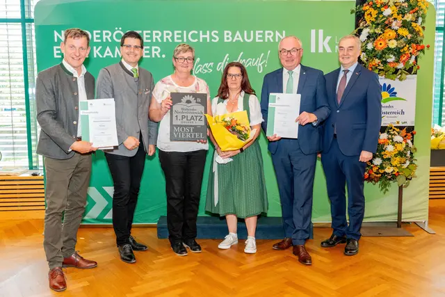 Foto_Blühendes NÖ 2026_Ramsau (v.l.): Gärtner-Obmann Johannes Käfer, LK NÖ-Vizepräsident Lorenz Mayr, Bürgermeisterin Gertraud Steinacher, Sabine Benedikt, LH-Stv. Stephan Pernkopf, WK NÖ-Vizepräsident Christian Moser | Foto: Georg Pomaßl/LK Niederösterreich