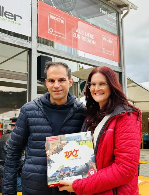 Stefan Verderber und Julia Gerold von MeinBezirk Murtal - Murau präsentierten am Maxlaunmarkt das MeinBezirk Murau Murtal DKT.