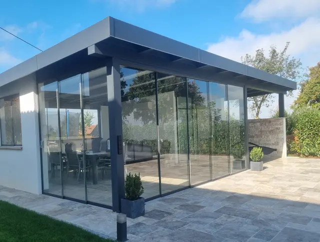 Glasgarten mit isolierten Panelldach mit Schiebeelemente. Wer im nächsten Jahr seinen Sommergarten genießen will, sollte jetzt planen. | Foto: Singhuber Edelstahl