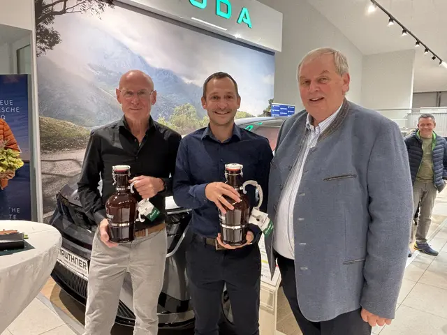 Franz und Gerald Mauhner mit dem Sprecher des  Wirtschaftsbund Senioren Bezirk Schärding, Gottfried Gahleitner (r.). | Foto: Andreas Osterkorn/MeinBezirk