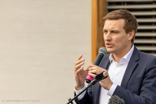 Landesrat Sven Hergovich (SPÖ) bedankte sich: "Bei diesen Projekten sind wir uns, über Parteigrenzen hinweg, immer alle einig."  | Foto: Robert Ivanek