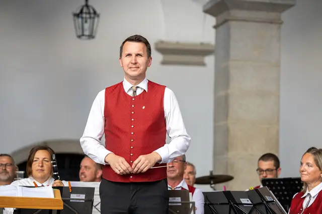 Rieds Bezirkskapellmeister Stefan Unterberger steht am Pult. | Foto: Musikverein der OÖ Straßenverwaltung