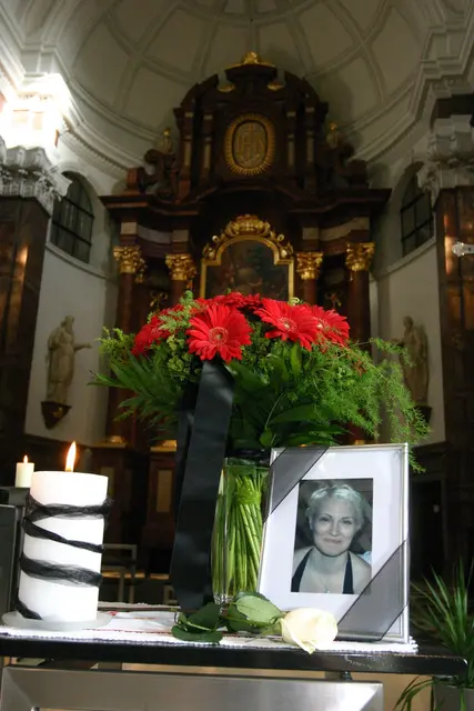 Blumen, eine Kerze, ein Bild von Daniela bei der Gedenkfeier in Innsbruck. | Foto: Gstraunthaler