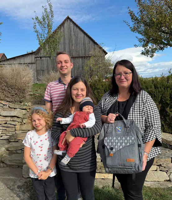 Lilly Etzenberger mit ihren Eltern Michael und Anna, Baby Benjamin und Bürgermeisterin Eva Schachinger. | Foto: privat