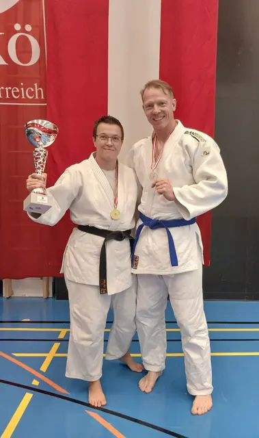 Barbara Puhl-Leonardelli und Michael Schuller mit ihren Auszeichnungen der ÖM-Veteranen in Linz | Foto: Sportunion Römerland-Fighters