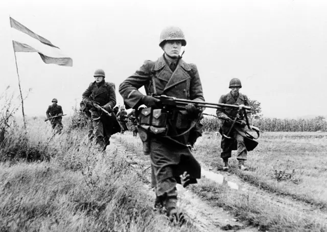 Vor genau 70 Jahren: Am 15. Oktober 1956 rückten die ersten Grundwehrdiener ein. Nur wenige Tage später wurden rund 2.300 von ihnen während der Ungarnkrise an die Grenze verlegt. Foto: Österreichische Soldaten auf Patrouille. (Archiv) | Foto: Bundesheer
