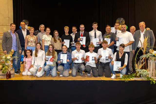 Die erfolgreichen Sportlerinnen und Sportler wurden auf die Bühne geholt, dort wurden sie für ihre Leistungen geehrt. | Foto: Stadtgemeinde Feldkirchen