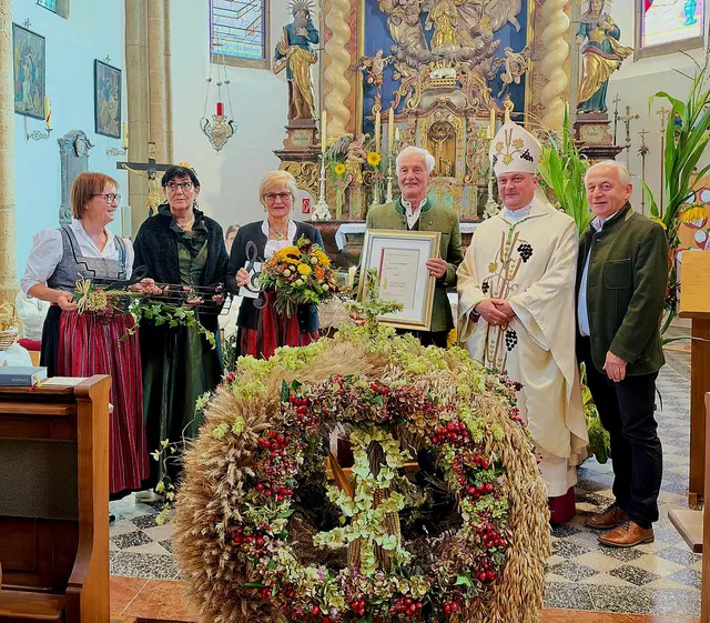Inge Wimmer, Andrea Schachinger, Helga Schachinger, Josef Schachinger, Prälat Markus Grasl und Bürgermeister Josef Schöppl. | Foto: Gemeinde Kirchdorf/Schachinger