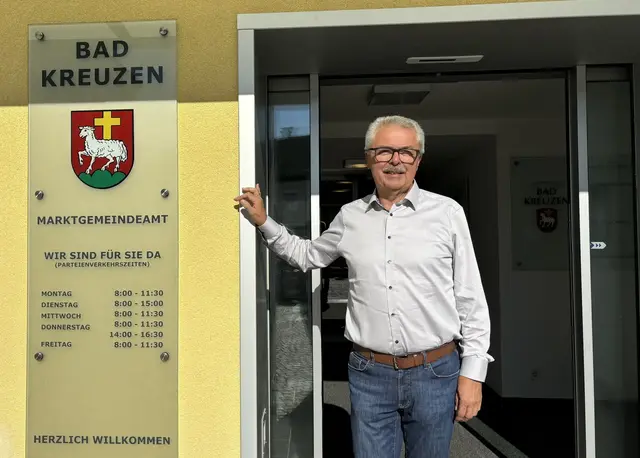 Bürgermeister Manfred Nenning beim Eingang zum Marktgemeindeamt. | Foto: MeinBezirk Perg/Köck
