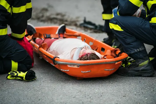 Nach Verkehrsunfall: 82-jährige Fußgängerin von Lkw schwer verletzt. (Symbolbild) | Foto: getty images/unsplash