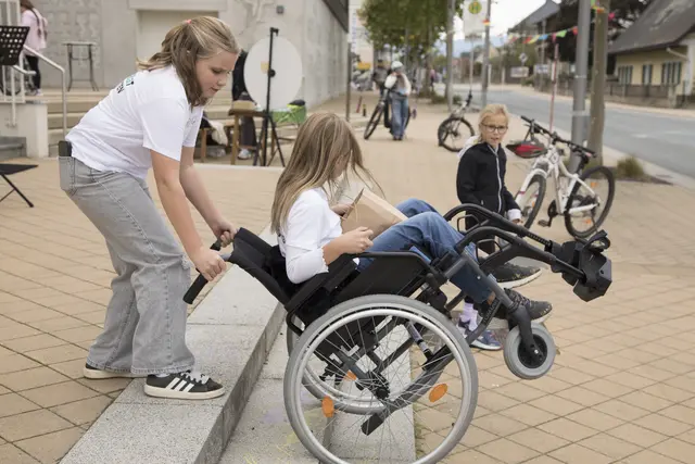 Jugend am Werk stellte Rollstühle zum Ausprobieren zur Verfügung. | Foto: Styria vitalis/Ulla Sladek