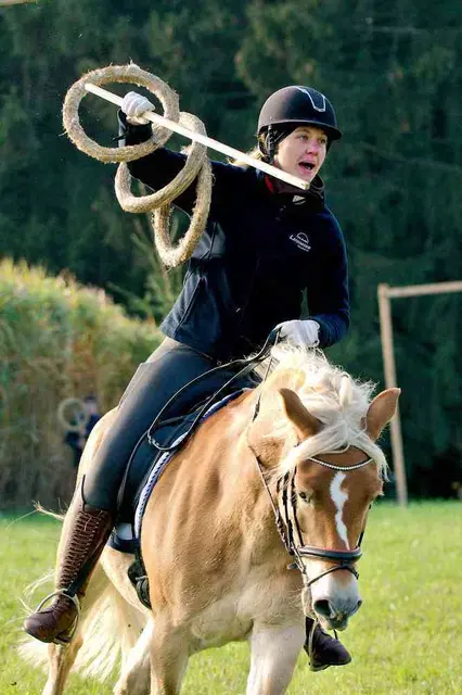 Sehr beliebt: Das Kranzlstechen auf der Wiese. | Foto: Rudi Reitböck