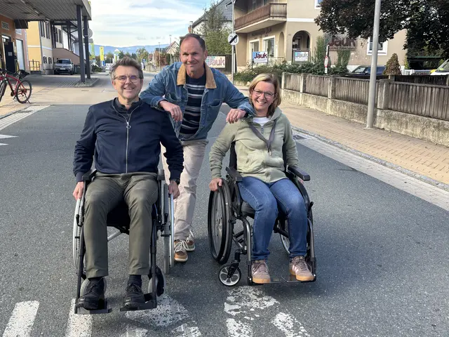 Ist Gleinstätten barrierefrei? Projektkoordinator Christian Fadengruber mit Harald Weber (Jugend am Werk) und Sabine Wallner, die ihre Ideen aktiv beim Bürgerbeteiligungsprozess in Gleinstätten einbrachten. | Foto: MeinBezirk/Waltraud Fischer