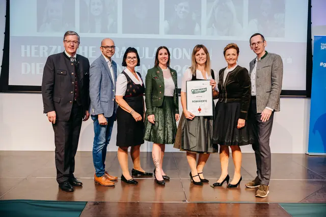 Präsident Andreas Steinegger, Kammerobmann Christoph Zirngast, Landesbäuerin Ursula Reiter, Bezirksbäuerin Daniela Posch, Nominierte Julia Hartner, Vizepräsidentin Maria Pein und Oliver Kröpfl, Vorstandsmitglied Steiermärkische Sparkasse | Foto: LK Steiermark/Fuchs