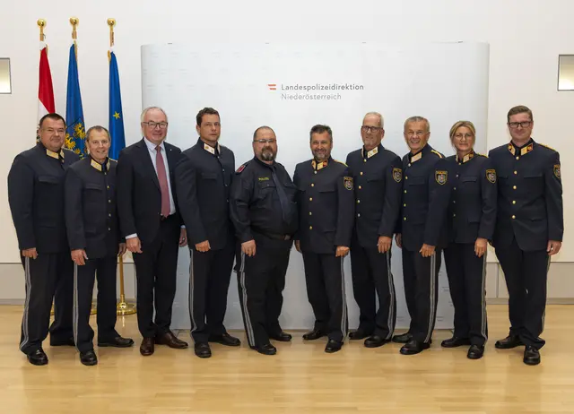 v.l.n.r.: GenMjr Peter GESSNER, GenMjr Mag. iur. Manfred AICHBERGER, LHF-Stv. Stephan PERNKOPF, KontrInsp Andreas SCHREY (Ernennung zum Kdten PI Bad Erlach), GrInsp Claus FINK (PI Wr. Neustadt – Burgplatz – Silbernes Verdienstzeichen der Republik Österreich u. Ruhestandsversetzung),Obstlt Manfred FRIES, ChefInsp David REINISCH (PI Wr. Neustadt – Burgplatz – 40jähriges Dienstjubiläum), LPDir Franz POPP, BA MA, HRin Mag.a Sonja STAMMINGER, BA, Obstlt Michael PRINZ, BA. | Foto: LPD NÖ