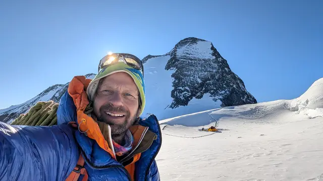 Andreas Aschaber vor dem Pik Ismoil Somoni/Kommunismus. | Foto: Andreas Aschaber