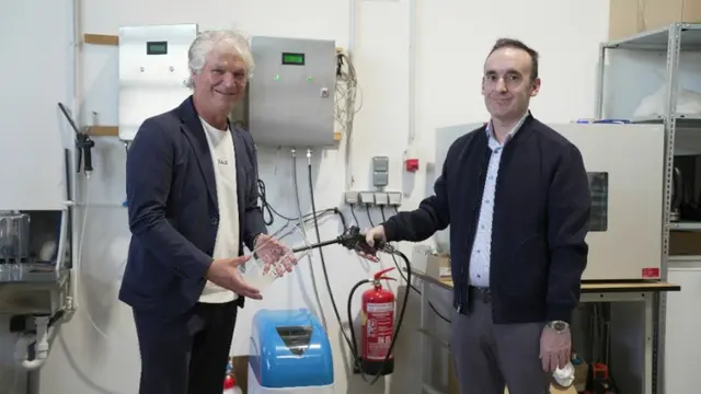 Zwei Männer mit einem technischen Gerät