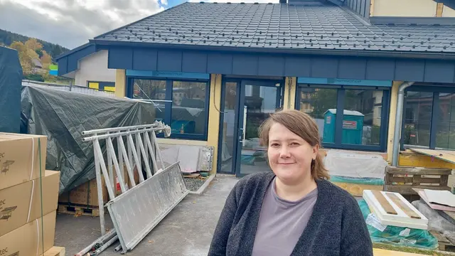 Johanna Glaser vor ihrer zukünftigen Café-Konditorei mit dem Namen Joy. Im November will sie ihr Geschäft eröffnen.  | Foto: Glaser