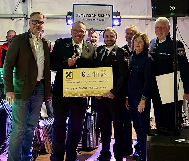 2.000 Euro für die Jugendorganisation des Roten Kreuzes Mürzzuschlag. | Foto: Silvia Posch, BPK Bruck-Mürzzuschlag