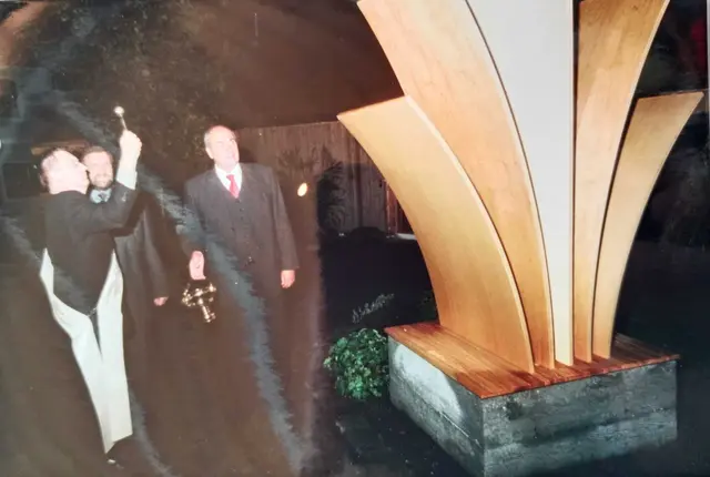 Diakon Karl Maier segnete das Museum bei seiner Eröffnung im Oktober 2001. | Foto: Lignorama Riedau