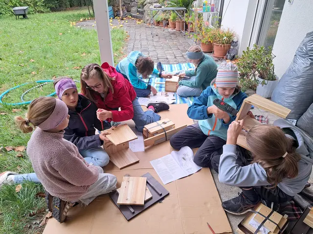 Die Kids der Ortsgruppe der Österreichischen Naturschutzjugend (önj) Pöstlingberg trafen sich kürzlich zum gemeinsamen Schrauben und Hämmern, um mehrere Igelhäuser, verschiedene Nisthilfen und ein Fledermausbrett zu bauen.  | Foto: önj Pöstlingberg