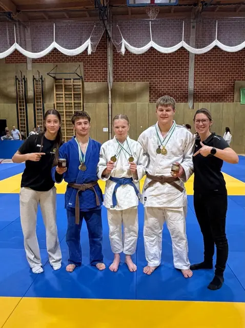Zwei Trainerinnen mit zwei jungen Judokas und einer jungen Judoka-Athletin