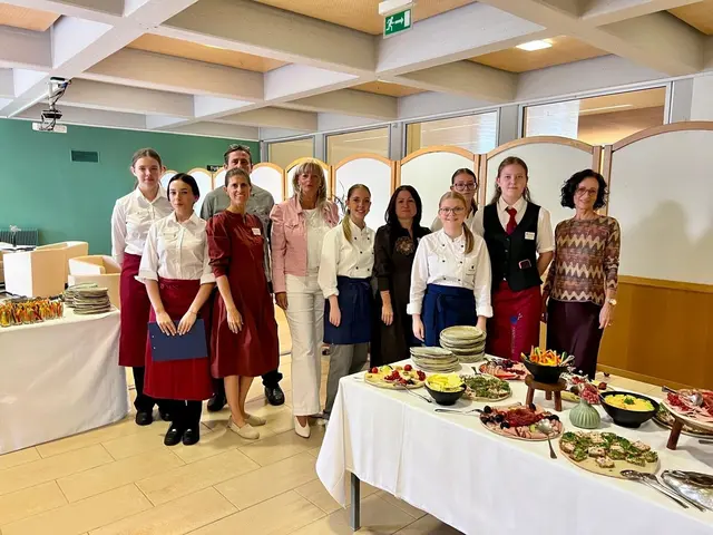 Schülerinnen und Schüler des Pannoneum organisierten das Business-Frühstück und ermöglichten den Gästen einen Einblick in die praxisorientierte Ausbildung. | Foto: Pannoneum