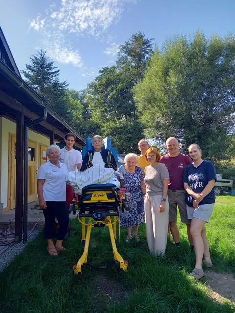Das Team des Rotkreuz-Wunschmobils in Ried erfüllte Hermine D. ihren Herzenswunsch. | Foto: RK Ried