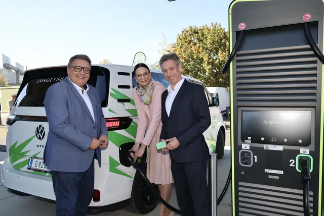Am Dienstag wurde der größte E-Ladehub der Energie Steiermark mit einer Investition von 4,3 Millionen Euro eröffnet. Im Bild Martin Graf (Vorstand Energie Steiermark), Nicole Sunitsch (Bürgermeisterin St. Michael in Obersteiermark) und Werner Ressi (Vorstand Energie Steiermark) (v. l.)

 | Foto: Energie Steiermark/Symbol