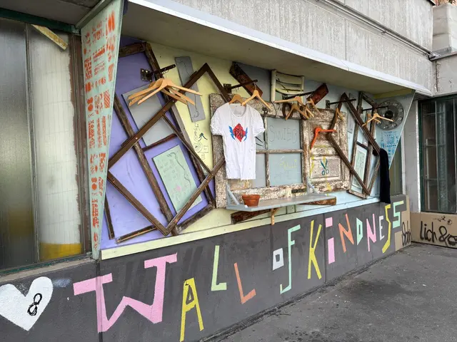Eine Jacke, die nicht mehr passt, oder Kleidung, die im Schrank nur Platz wegnimmt: An der Wall of Kindness bei der Innsbrucker Markthalle können solche Stücke abgegeben werden.  | Foto: Königer