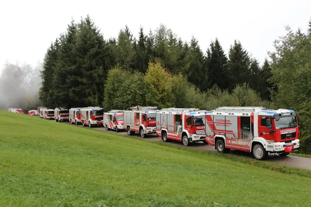 22 Feuerwehrautos waren bei der Übung am Hongar im Einsatz. | Foto: FF Aurach