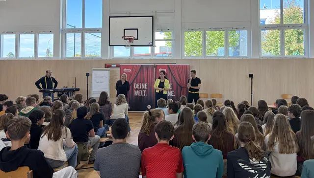 Begeisterte Schüler:innen der MS Wallsee-Sindelburg bei der interaktiven Berufswahlshow. | Foto: AK Niederösterreich