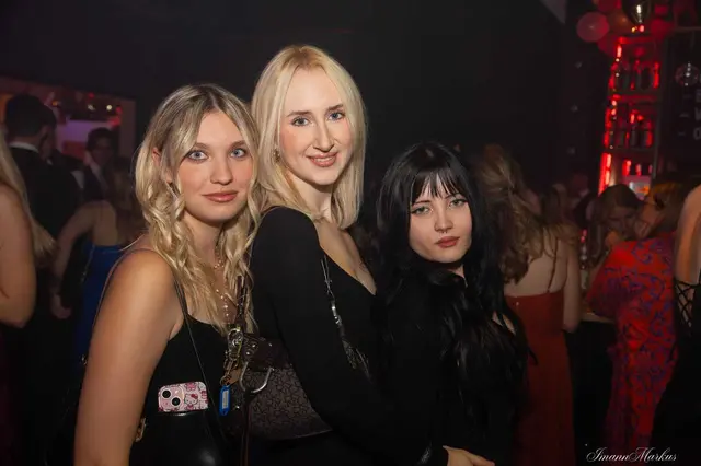 Die Schülerinnen warfen sich für die Ballnacht in Schale. | Foto: Markus Imann