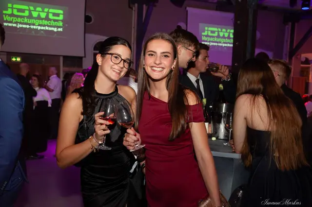 Anstoßen auf eine unterhaltsame Ballnacht im Lokschuppen. | Foto: Markus Imann