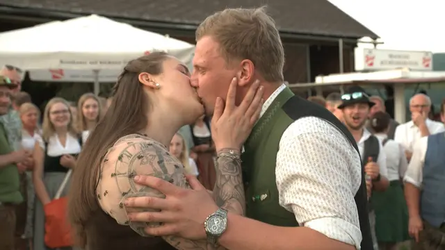 Beim Hoffest konnte Vani den ersten Kuss ergattern.