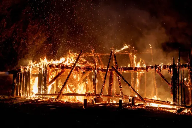 Die Gartenhütte in Mank stand beim Eintreffen der Feuerwehr bereits in Vollbrand.
 | Foto: DOKU-NÖ