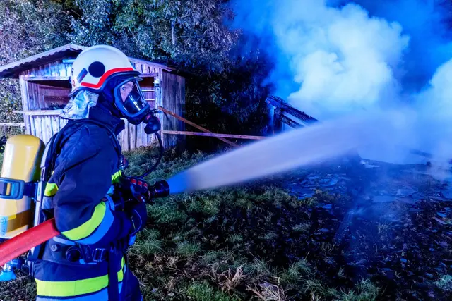 Unter schwerem Atemschutz kämpften die Feuerwehrleute gegen die Flammen. | Foto: DOKU-NÖ