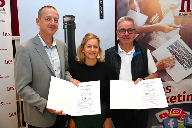 Direktor Michael Hörhan begrüßt Roman und Tina Brandhofer als neue Schulpartner. Gemeinsam hat man Großes und Köstliches vor.  | Foto: Haiderer