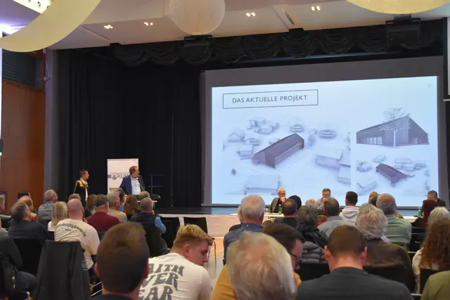 Kommandant Martin Mayer und Bauamtsleiter Daniel Sporer (v.l.) präsentierten bereits bei der Gemeindeversammlung 2025 das Projekt rund um das neue Feuerwehrhaus in Kundl. | Foto: Barbara Fluckinger