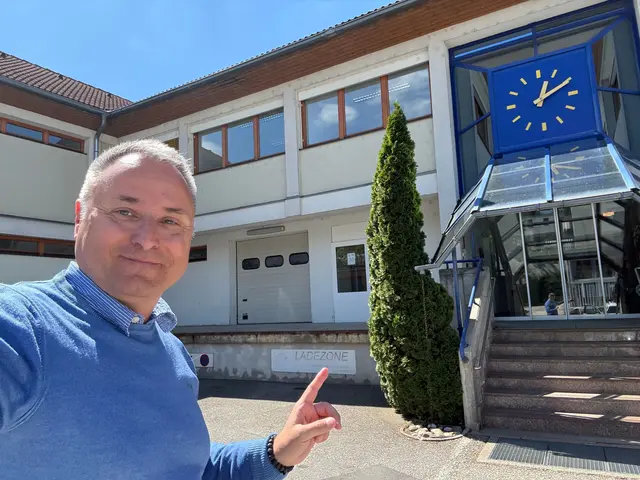 Bürgermeister Michael Cech bedankte sich bei Christine Gstöttner und meint, dass eine Gemeinde den Post-Service selber koordinieren sollte.  | Foto: Cech