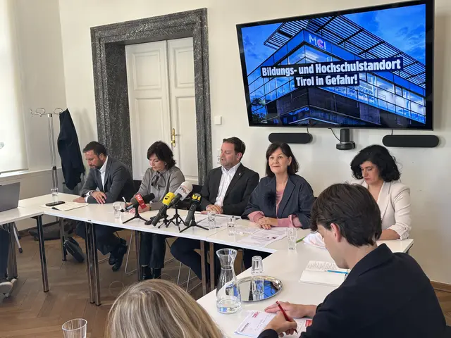 Gemeinsamer Auftritt der Oppositionsparteien: LA Georg Dornauer, LA Birgit Obermüller (NEOS), LA Markus Abwerzger (FPÖ), LA Andrea Haselwanter-Schneider (Liste Fritz) und LA Zeliha Arslan (Grüne). | Foto: MeinBezirk