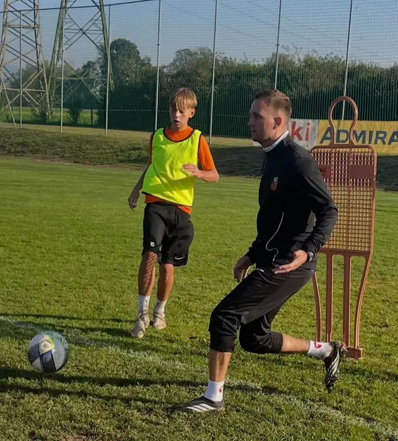 Sturm-Legende Jakob Jantscher gibt sein umfangreiches fußballerisches Wissen nun dem hoffnungsvollen Gössendorfer Nachwuchs weiter. | Foto: SV Gössendorf