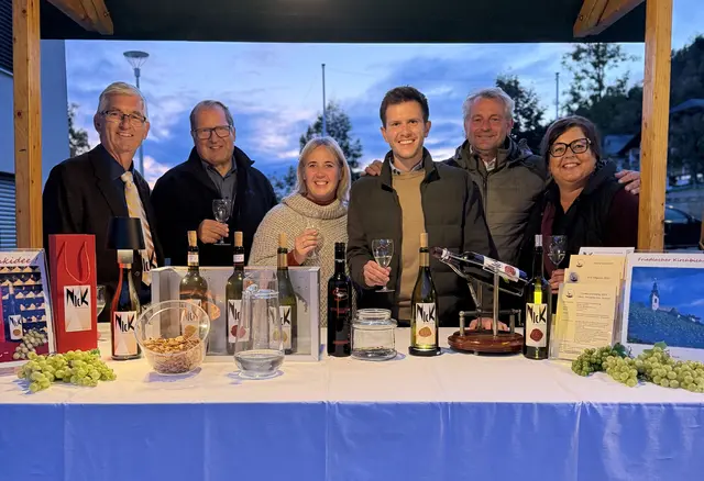 Am Weinfest konnten die heimischen Winzer ihre edlen Tropfen präsentieren. | Foto: Privat