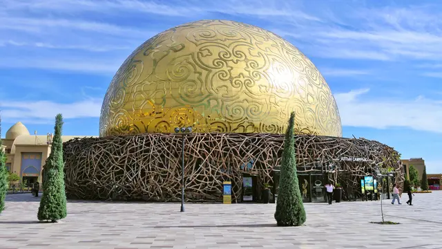 Das Kuppeltheater in Turkistan stellt das Nest des mythischen Vogels Samruk dar. | Foto: Radner