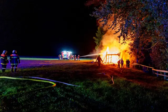 Die Einsatzkräfte kühlten die angrenzenden Bäume, um ein Übergreifen des Feuers zu verhindern. | Foto: DOKU-NÖ