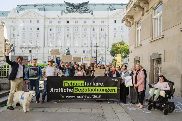 Vertreter der Aktion vor dem Gesundheitsministerium in Wien. | Foto: Luiza Puiu